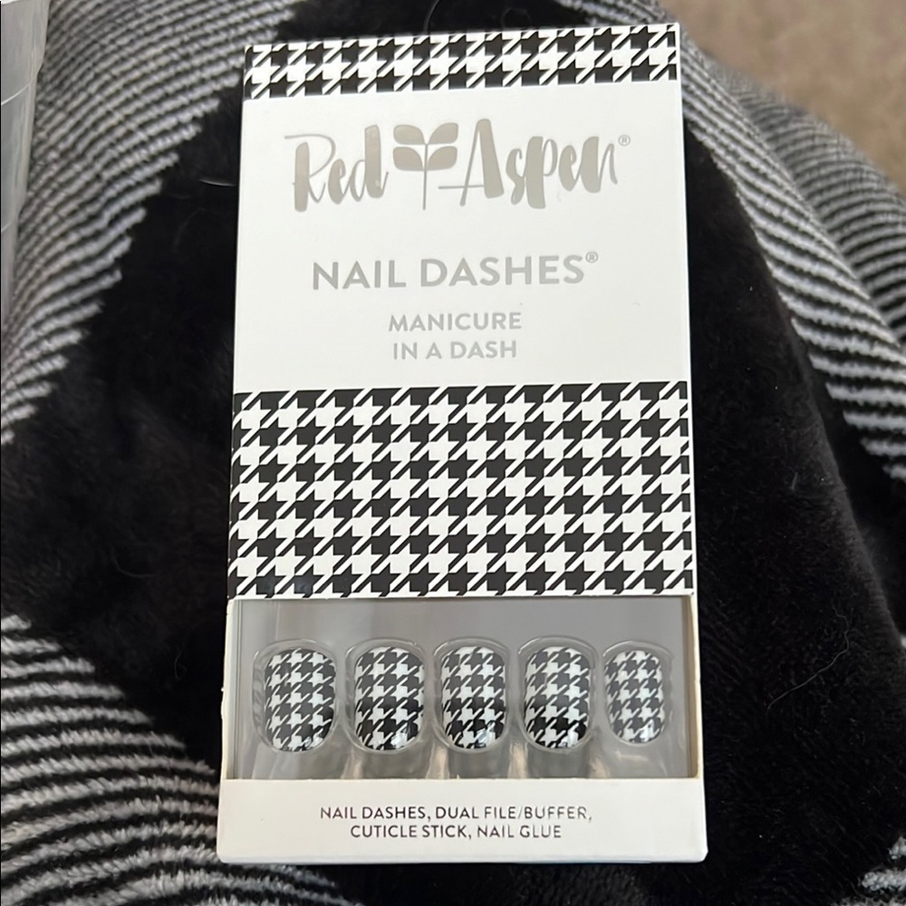 Red Aspen Black and White Nail Dashes